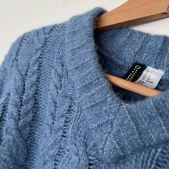 Cropped Cable knit sweater light blue sized small wool blend sweater vneck - Picture 4 of 9